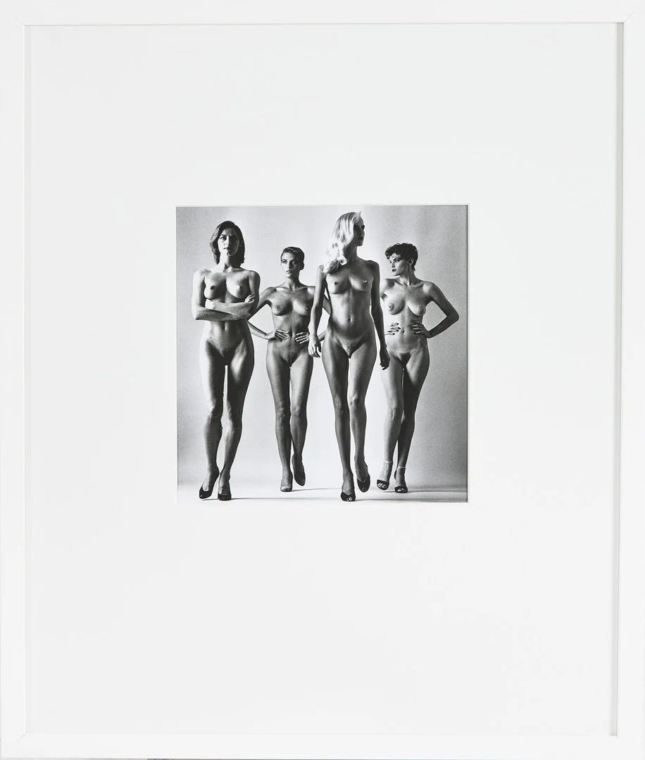 HELMUT NEWTON. Efter, " Sie Kommen, naked, French Vogue, Paris 1981", offsetlitografiskt fotografi. — Engravings & Prints — Stockholms Auktionsverk Magasin 5