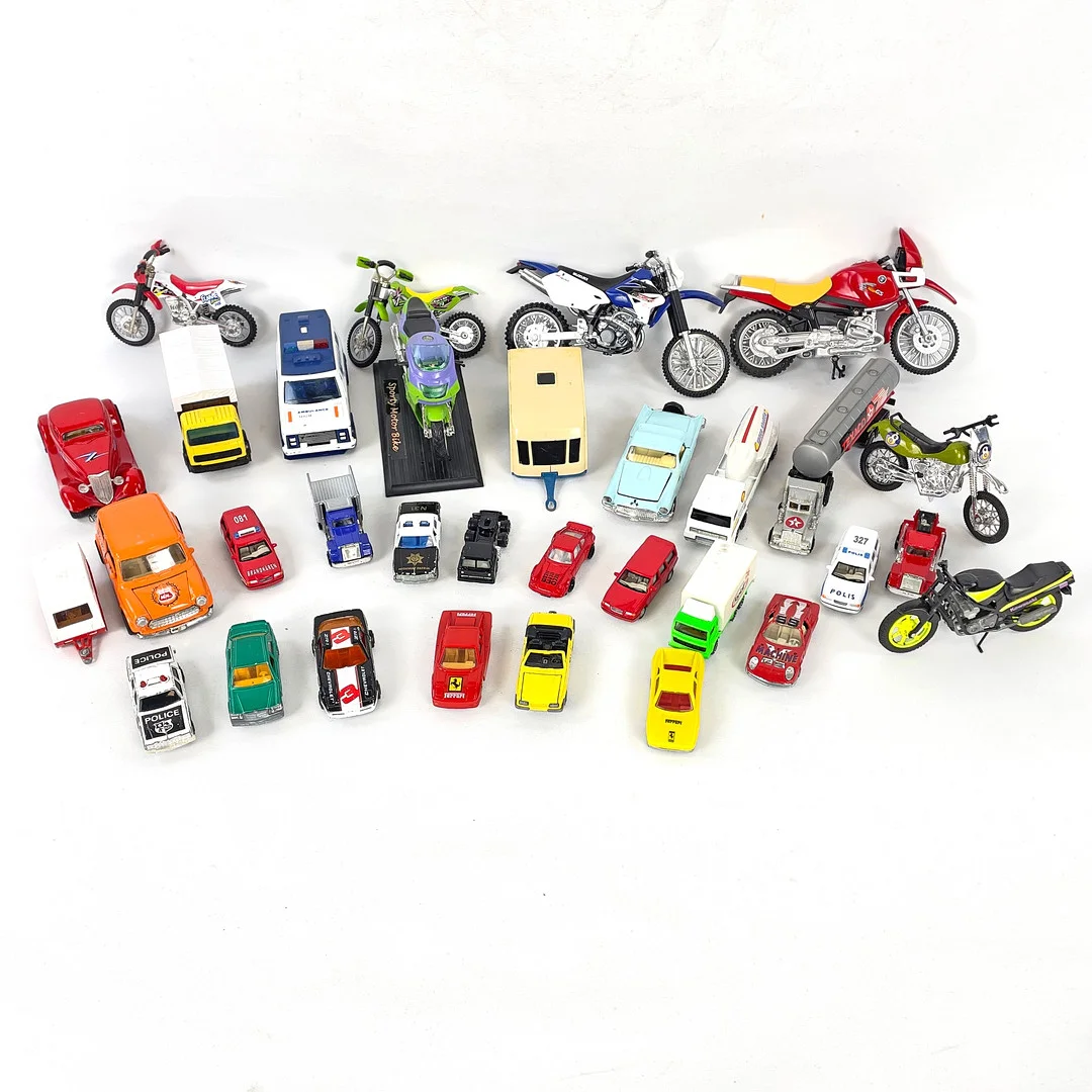 PARTI MODELLBILAR/MOTORCYKLAR, 32 delar. Majorette, Thunderbird, Welly m.m. — Model cars — Roslagens Auktionsverk