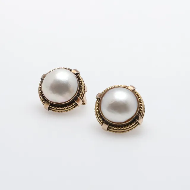 A PAIR OF 14CT GOLD AND MABE PEARL EARRINGS.