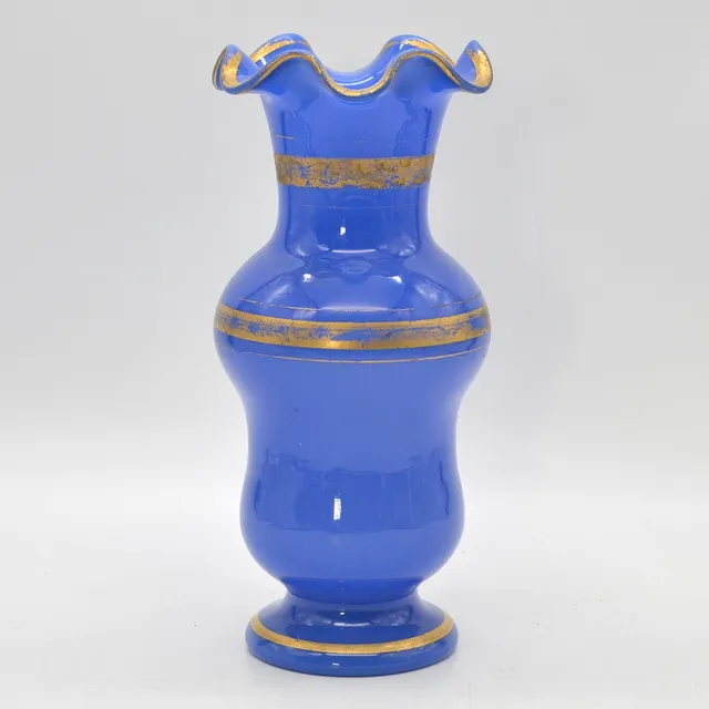 JUGENDSTIL VASE, OPALGLAS, GOLDMALEREI, HANDGEMACHT, FRANKREICH, 19. JAHRHUNDERT.