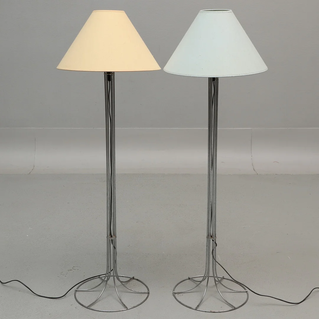 BENT BOYSEN. Golvlampor, ett par, krom, "Ackord", IKEA Sweden, 1980-tal. — Floor lights — Ekenbergs Auktioner