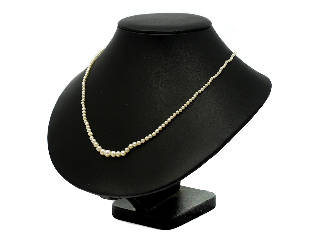 PÄRLCOLLIER, orientaliska pärlor (ett antal odlade), doserad, ca 2,5 - 5,5 mm, lås i 18K guld/silver, rosenstenar, längd ca 44 cm, Stocholm 1961, etui — Smycken/Pärlcollier — Kaplans