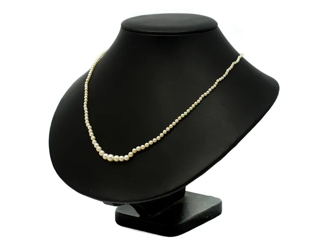 PÄRLCOLLIER, orientaliska pärlor (ett antal odlade), doserad, ca 2,5 - 5,5 mm, lås i 18K guld/silver, rosenstenar, längd ca 44 cm, Stocholm 1961, etui