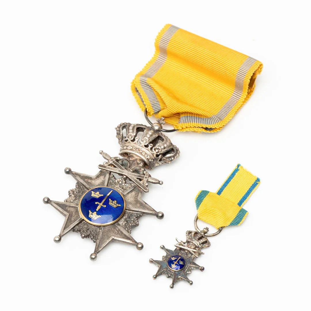 SVÄRDSTECKNET, med miniatyrtecken silver och emalj, C.F. Carlman, Stockholm. — Orders & Medals — Auktionshuset Kolonn
