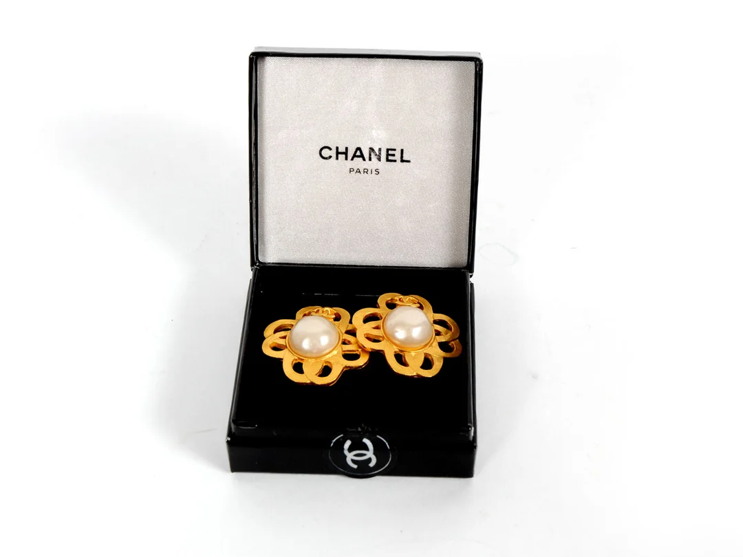 ÖRHÄNGEN, CHANEL gulmetall/imitationspärla 3x3 cm orginalask — Accessoarer/Övrigt — Kaplans