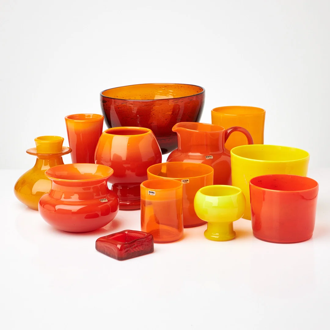 ERIK HÖGLUND. 13 dlr, vaser, kanna, skålar, Boda, orange, gul samt bruntonad glasmassa, delvis etikettmärkta. — Utility glass — Stockholms Auktionsverk Sickla