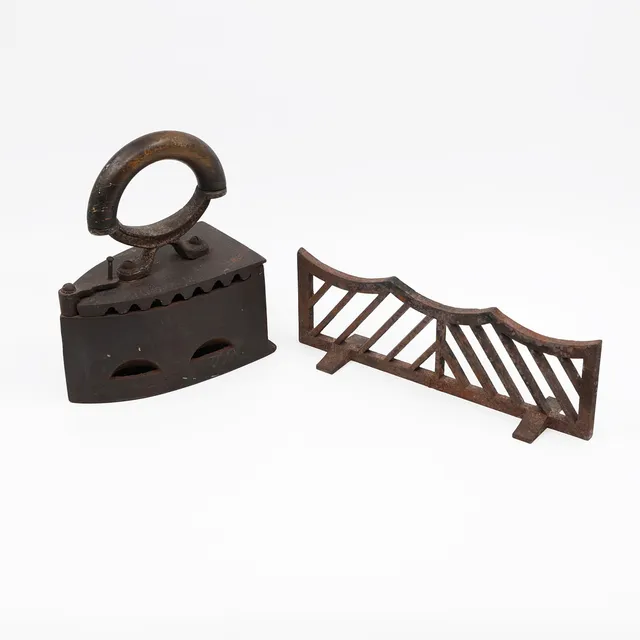 ANTIKT KOLSTRYKJÄRN MED RUNT HANDTAG & GNISTSKYDD "KAMINFRONT" I GJUTJÄRN, SEKELSKIFTE, 1800/1900-TAL.