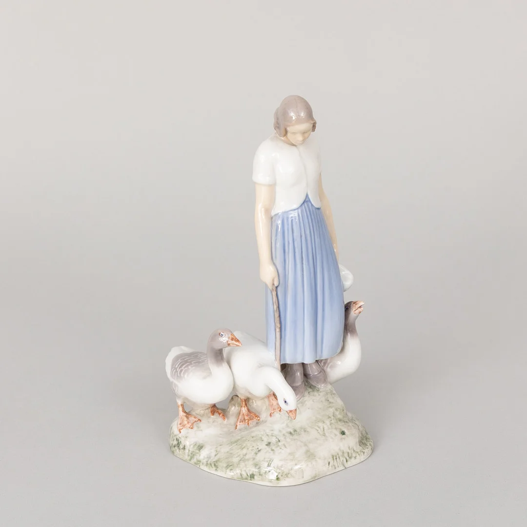 AXEL LOCHER (1879-1941). Figurin, porslin, "Gåsflicka", Bing & Grøndahl, Denmark. — European — Garpenhus Auktioner
