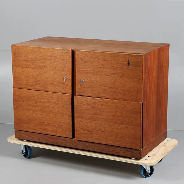 A 20TH CENTURY FOUR DRAWER FILING CABINET BY GORDON RUSSELL.