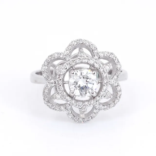 18CT 1.11CT DIAMOND CLUSTER RING.