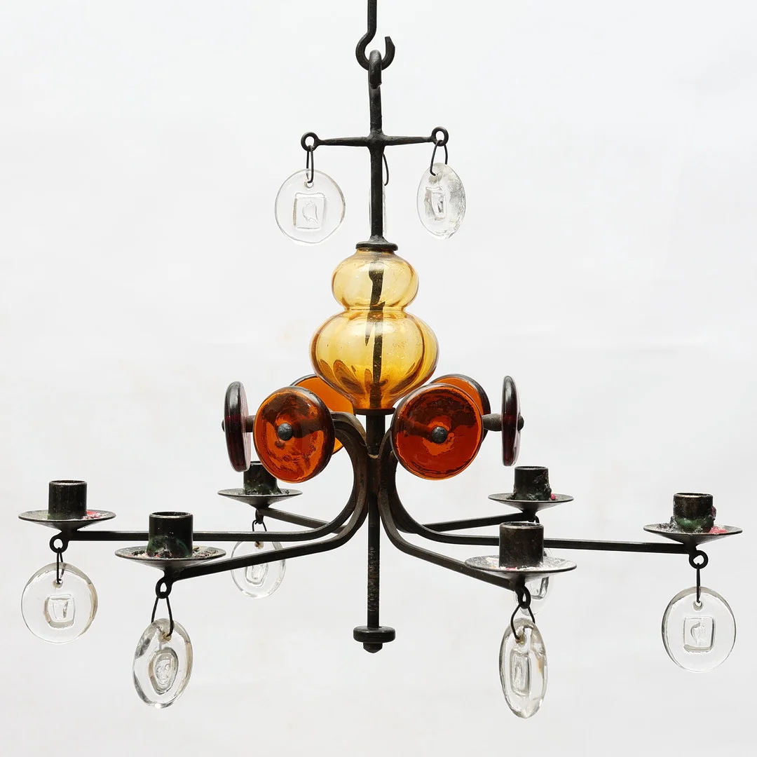 ERIK HÖGLUND. Ljuskrona, 6-armad, smide och glas, Boda, 1960/70-tal. — Chandeliers — Auktionsmagasinet Vänersborg