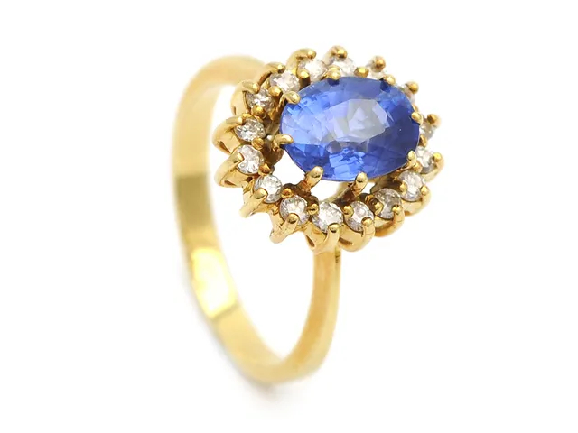 CARMOSÉRING, 18K guld, blå safir ca 2,10 ct, 16 briljantslipade diamanter ca 0,28 ctv, ca W/SI-P, stl 16,5 mm, vikt 4,2 g, svaga fattningar hos diamanterna.