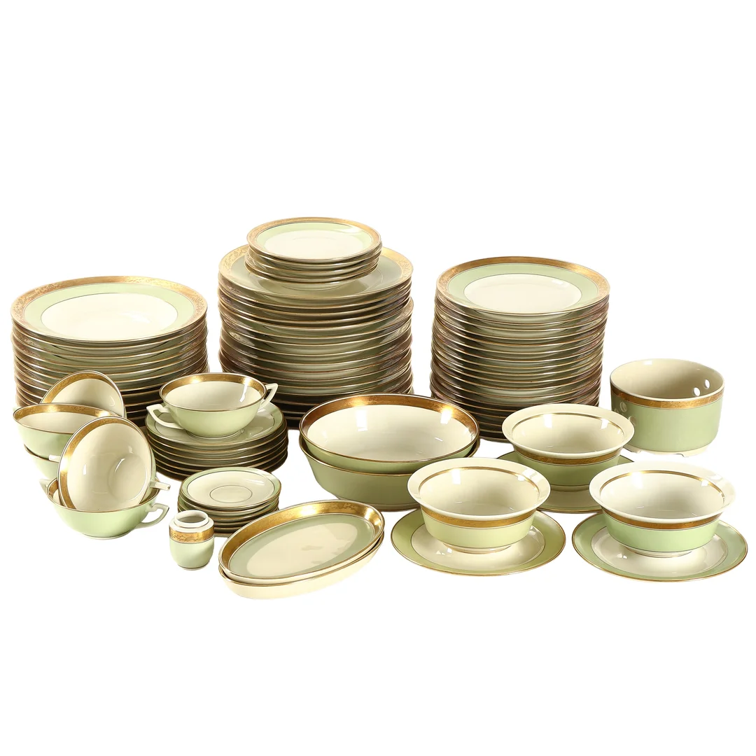 Royal Copenhagen. Dagmar porcelain dinnerware. (80) — Glass, porcelain and ceramics/Dinnerware, tea sets, coffee sets — Lauritz