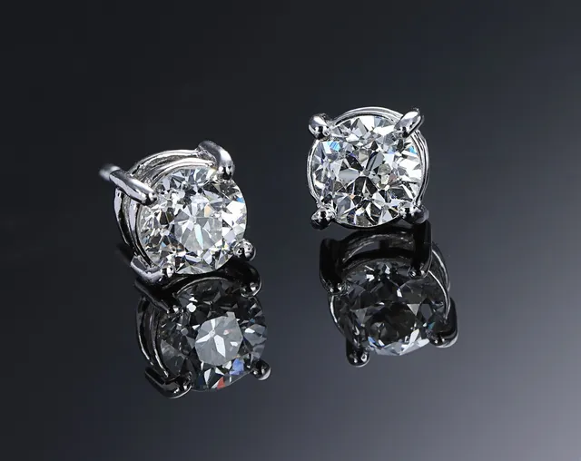 Et par solitaireørestikker af 18 kt. hvidguld med old-cut diamanter - i alt ca. 1.37 ct. (2)