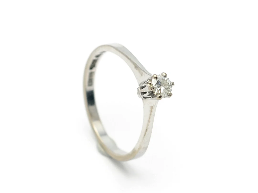 ENSTENSRING, 18K vitguld, briljant 0,18 ct enligt gravyr, ca TW/VS, Uppsala 1982, stl 17 mm, vikt 2,2 g. — Smycken/Enstensring — Kaplans