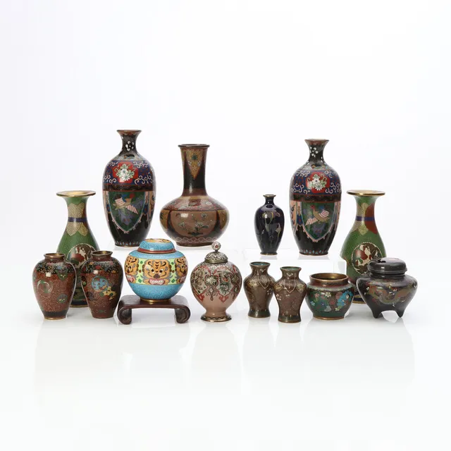 CLOISONNÉARBETE, 14 DELAR. Mässing och koppar med emaljinläggnignar. Kina, 1900-tal.