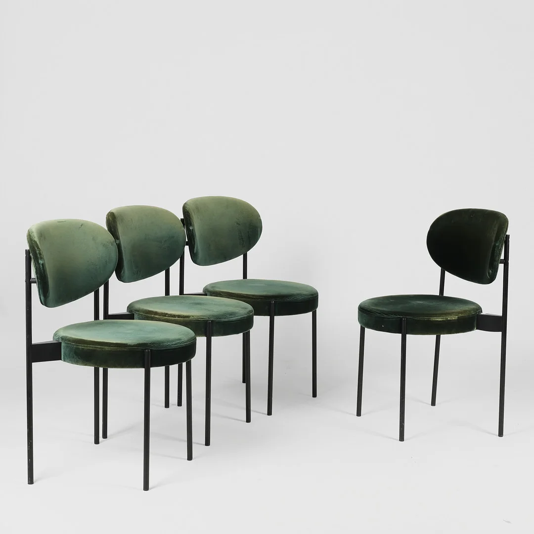 VERNER PANTON ( 1926 -1998). Et sæt på fire stole, sortlakeret stål. petroleumsfarvet velour. Model Series 430. Formgivet 1967. Udført og mærket hos Verpan. (4). — Armchairs & Chairs — Palsgaard Kunstauktioner