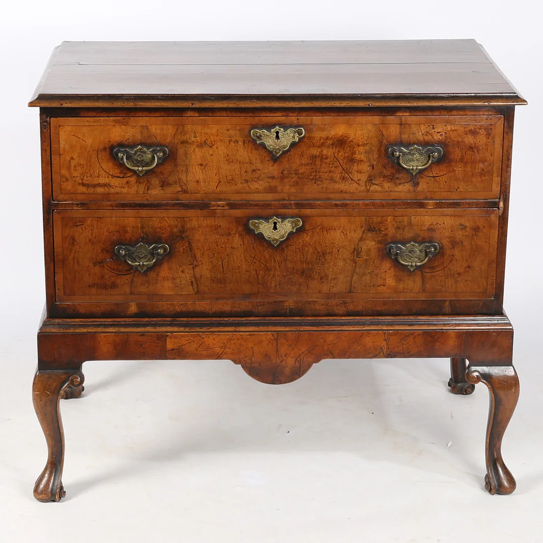 AN 18TH CENTURY STYLE WALNUT CHEST ON STAND. — Chests of drawers — Bishop & Miller