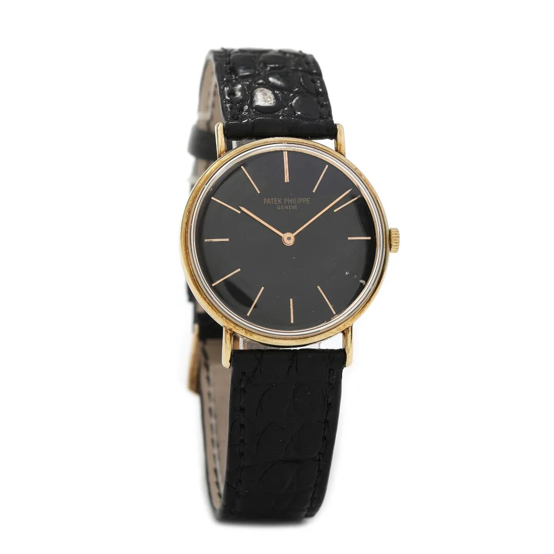 “Calatrava” in 14 kt. gold. Ref. 783323. Mechanical movement with manuel winding. Hand-sewn Chopard strap with clasp in 18 kt. gold. Ø 34 mm. — Clocks & watches/Wristwatches — Bruun Rasmussen