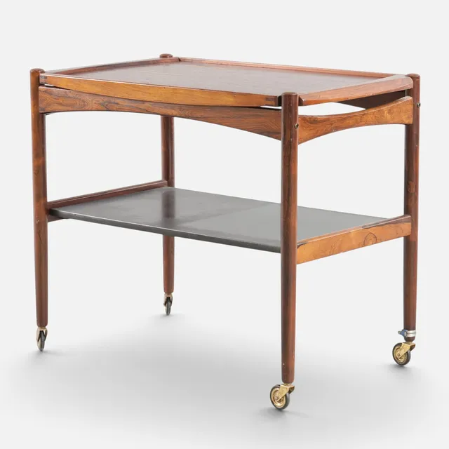 POUL HUNDEVAD. Serveringsbord af palisander, løs vendbar plade med tapsamlinger, underliggende hylde, opsat på hjul. Danmark, 1960'erne.