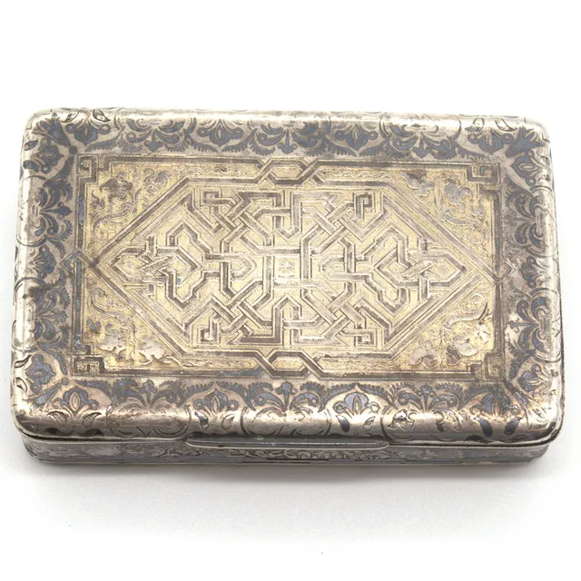ANTIKE RUSSISCHE SILBERDOSE, 84 ZOLOTNIKI (875ER SILBER), AUFWENDIGE NIELLO-DEKORATION MOSKAU, DATIERT 1842.