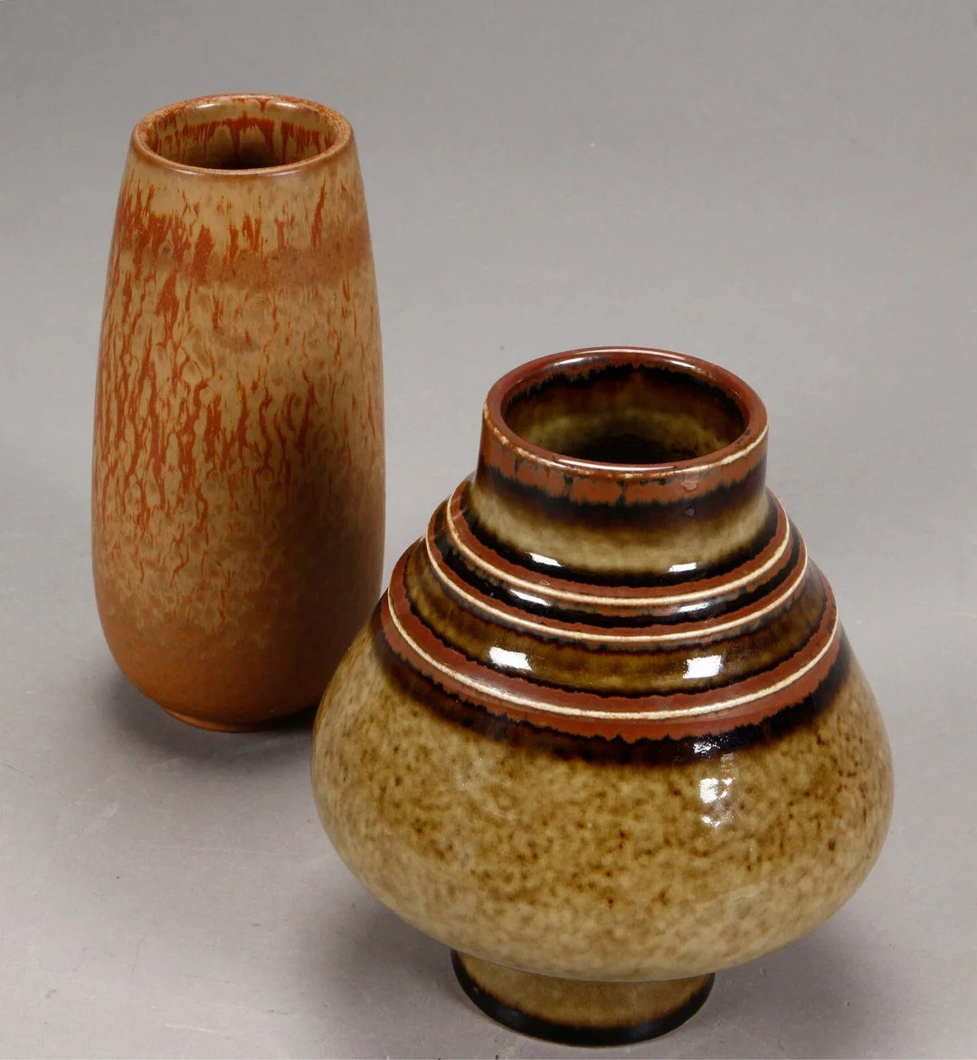 Gunnar Nylund samt Olle Alberius for Rørstrand. To vaser, stentøj (2) — Glass, porcelain and ceramics/Vases, bowls, dishes — Lauritz