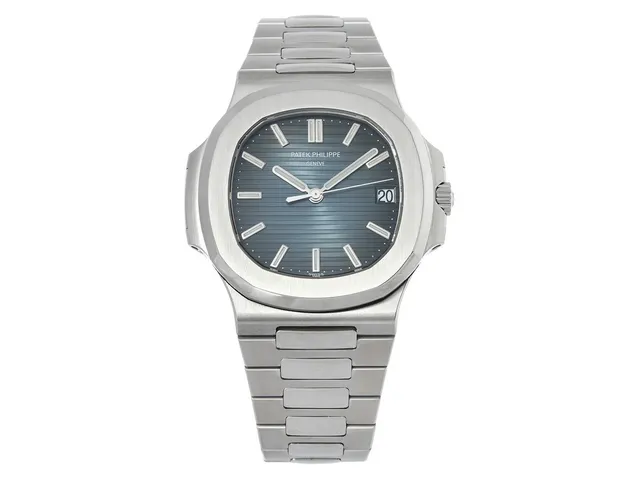 PATEK PHILIPPE, Geneve, Nautilus, Cal 324, Serie nr. 5586818, Ref nr. 5711/1A-010, Boett nr. 4949716, herrur, 40 mm, stål, automatisk, safirglas, datum, glasbaksida, integrerad originallänk, viklås, Ref nr. A384BDP, servad april 2022, cert, maj 2011, box, ytterkartong.