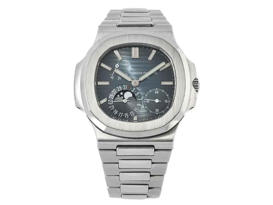 PATEK PHILIPPE, Geneve, Nautilus, Cal 240 PS, Serie nr. 5658480, Ref nr. 5712/1A-001, Boett nr. 4936670, herrur, 40 mm, stål, automatisk (microrotor), safirglas, datum, månfas, gångreservindikator, glasbaksida, integrerad originallänk, viklås, Ref nr. A384EAC, cert, november 2012, box, ytterkartong. — Klockor/Patek Philippe — Kaplans