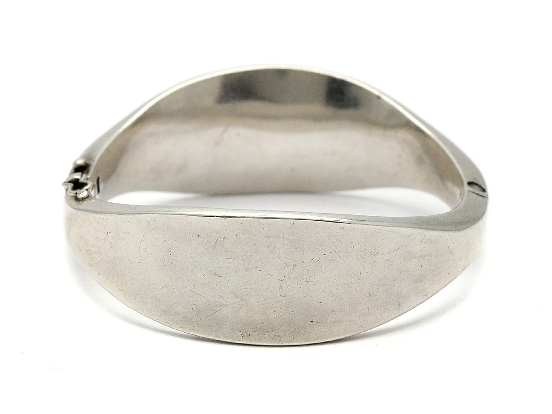 REY URBAN, armring, sterlingsilver, signerad, Stockholm 1961, öppningsbart, diameter 5,3 x 5,7 cm, vikt 67,7 g. — Smycken/Armring — Kaplans