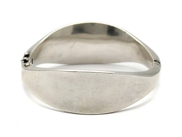 REY URBAN, armring, sterlingsilver, signerad, Stockholm 1961, öppningsbart, diameter 5,3 x 5,7 cm, vikt 67,7 g.