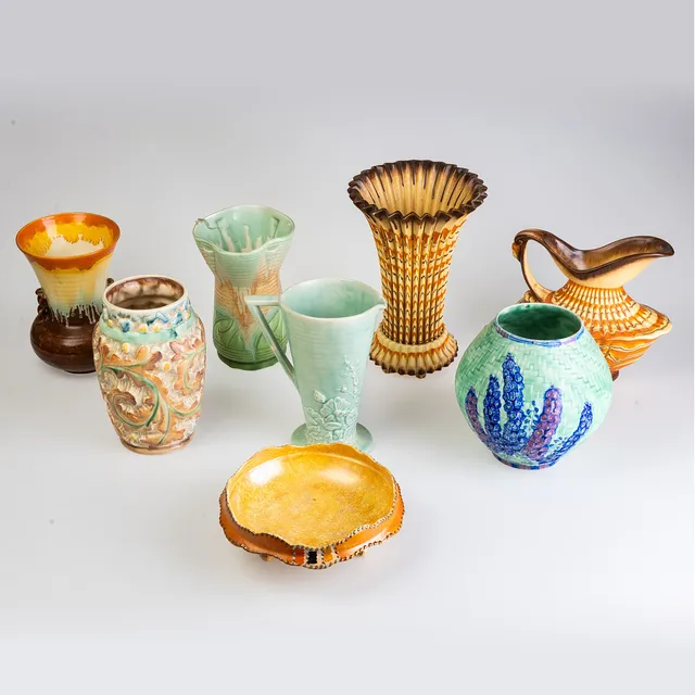 A COLLECTION OF ART DECO CERAMICS, INCLUDES CROWN DEVON (8).