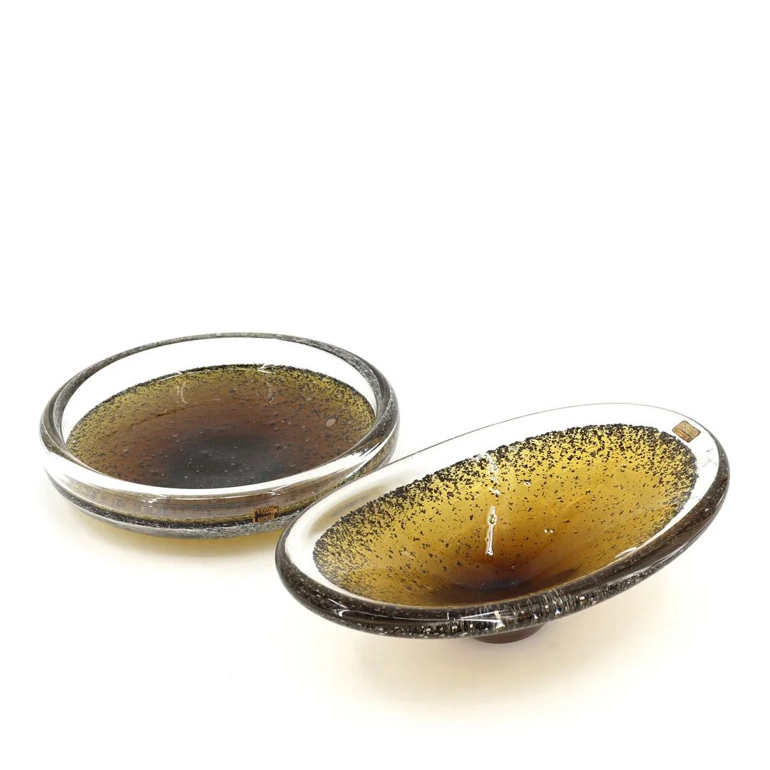 BENGT ORUP. Skål och skålfat, 2 delar, "Stromboli", delvis signerade, Hyllinge Glasbruk, 1900-talets senare hälft. — Utility glass — Höganäs Auktionsverk