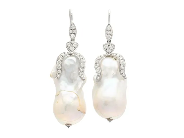 PÄRLÖRHÄNGEN, 18K vitguld, barocka odlade sötvattenspärlor, 44 briljantslipade diamanter ca 1,10 ctv, ca TW-TCr/VS-SI, höjd 56-60 mm, krokar, vikt 24,6 g, pärlorna har sprickor, någon diamant med nagg.