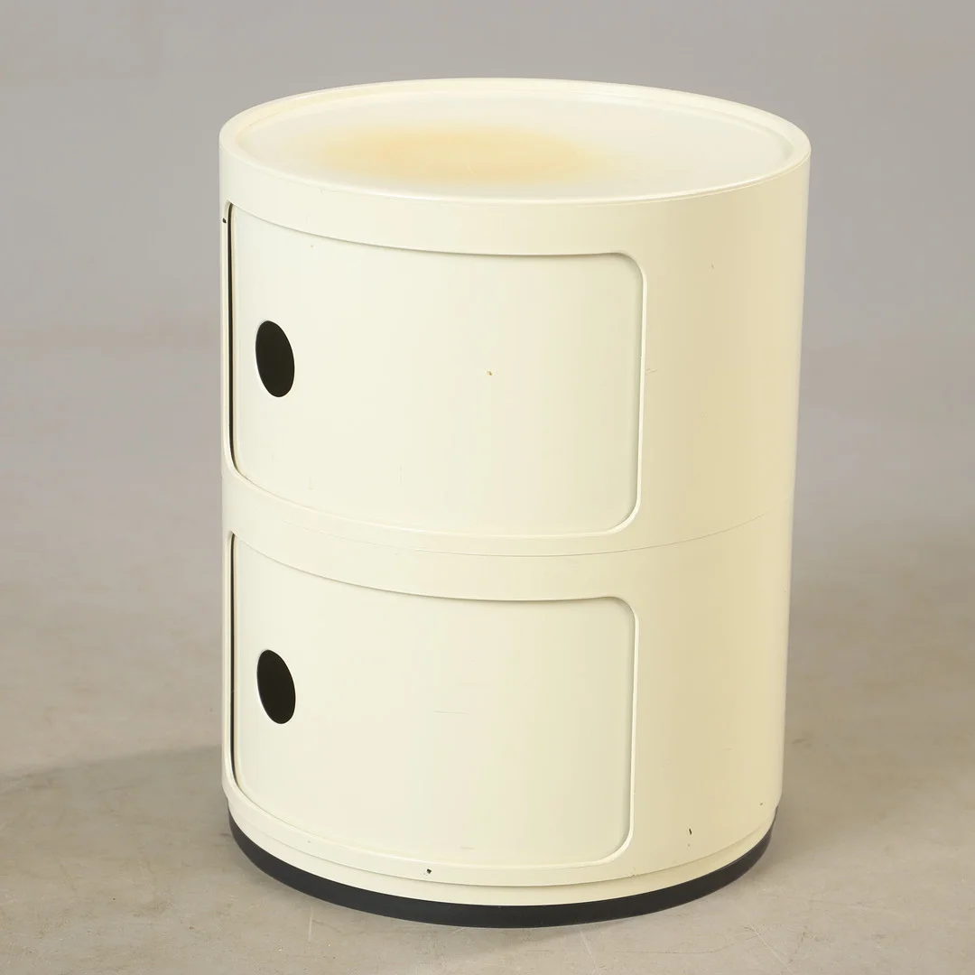 ANNA CASTELLI FERRIERI. "Componibili", vit plast med skjutdörrar, Kartell, Italien. — Cupboards, Cabinets & Shelves — Helsingborgs Auktionskammare