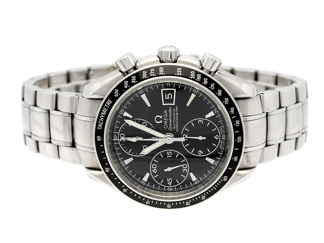 OMEGA, Speedmaster, Date, "Tachymetre", Chronometer, Cal 1164, Verk nr. 86221288, Serie nr. 86221288, PIC nr. 3210.50.00, Ref nr. SU 378.0055, Boett nr. 178.0055, kronograf, herrur, 40 mm, stål, automatisk, safirglas (repor), datum, originallänk, viklås, Ref nr. 1564/975, cert, november 2012, box, ytterkartong (skadad). — Klockor/Omega — Kaplans