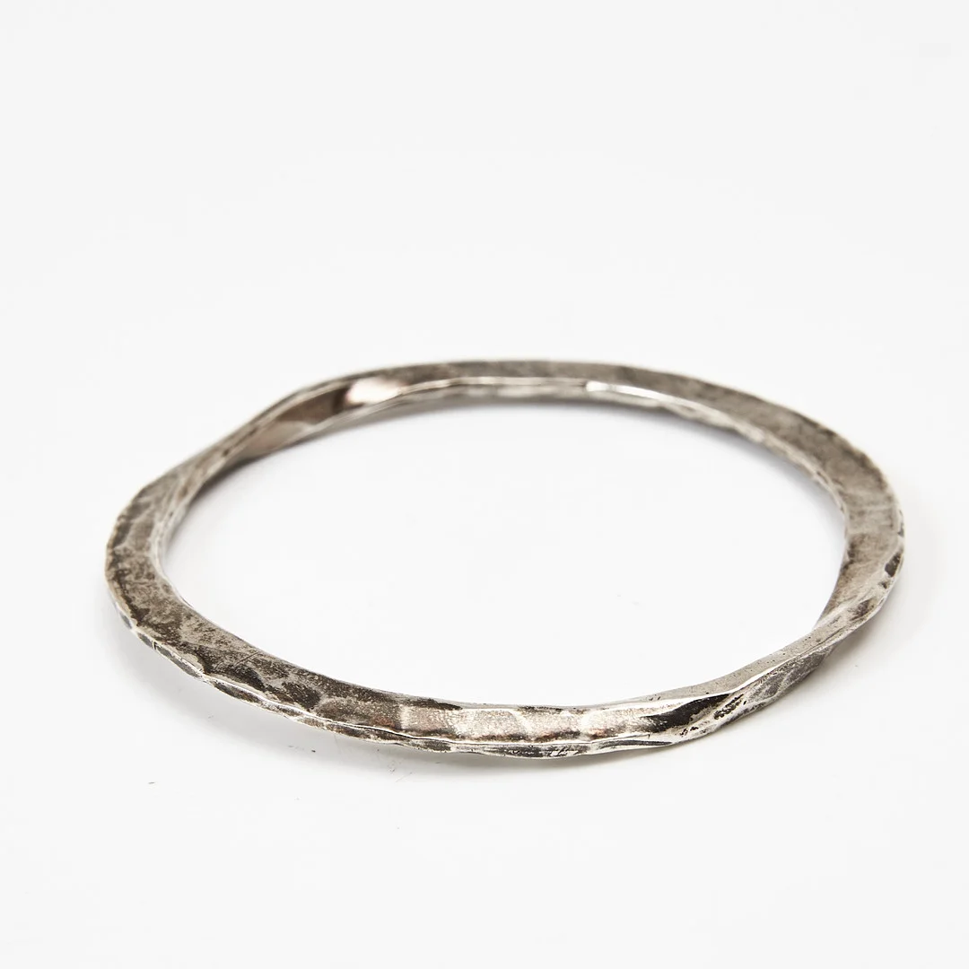 REY URBAN. Armring, sterlingsilver, hamrad och oregelbunden form, Stockholm 1982. — Bracelets — Stockholms Auktionsverk Magasin 5