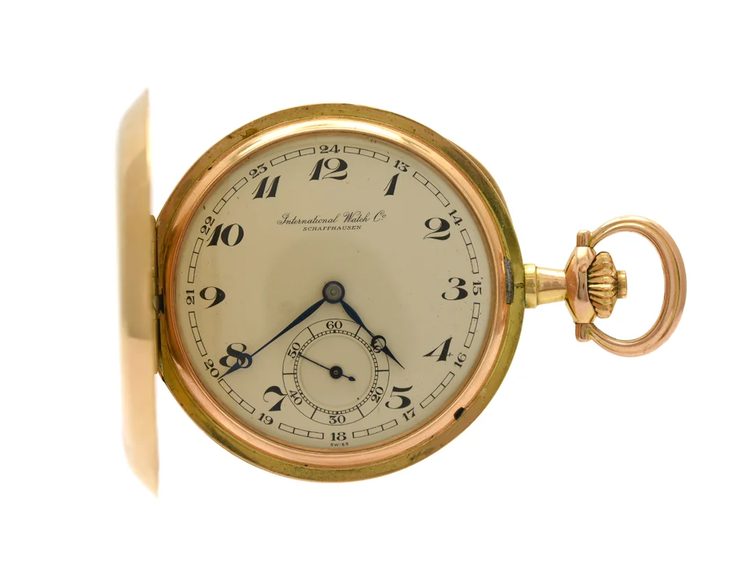 INTERNATIONAL WATCH CO, Schaffhausen, fickur, 51,5 mm, savonett, Cal 53 (H6 1/2), Serie nr. 384597, Boett nr. 412857, 14K guld, ankargång, skadad urtavla, innerlock i 14K guld, ca 1907. — Klockor/IWC — Kaplans