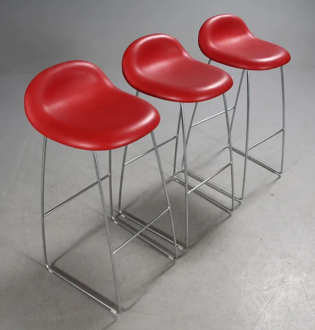 Komplot Design for Gubi. Tre barstole model 3D, rødt læder (3)