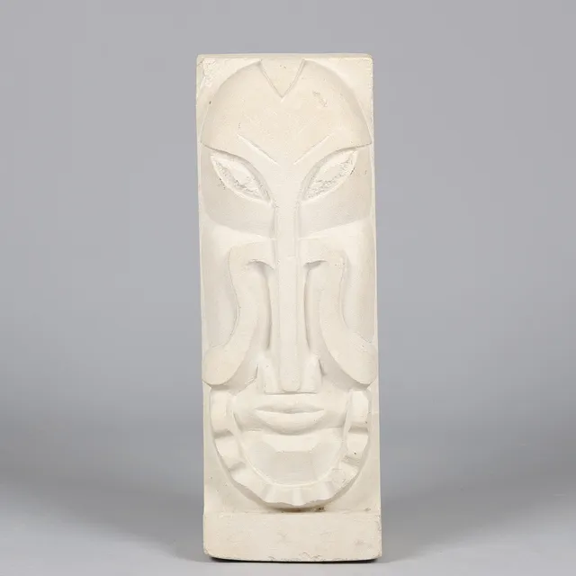 Ubekendt kunstner, skulptur af sandsten med maskemotiv, midten af 1900 tallet.