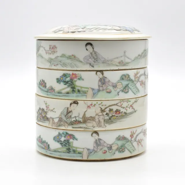 YU YUANCHANG, CHINESISCHES FAMILLE ROSE, VIERSTUFIGE STAPELDOSE, MOTIV: SCHÖNHEIT IM GARTEN, AUS CHINA UM 1900-1950.