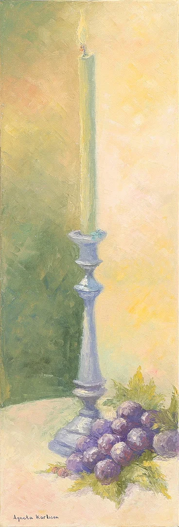 AGNETA "AGGE" KARLSSON, (FÖDD 1954), stilleben med ljusstake och druvor, signerad olja på pannå. — Paintings — Crafoord Auktioner Lund