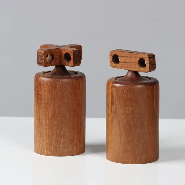 BIRGIT KROGH. Salt- og peberkværn af massiv teak, Woodline, Danmark, 1900 tallets anden halvdel, (2).