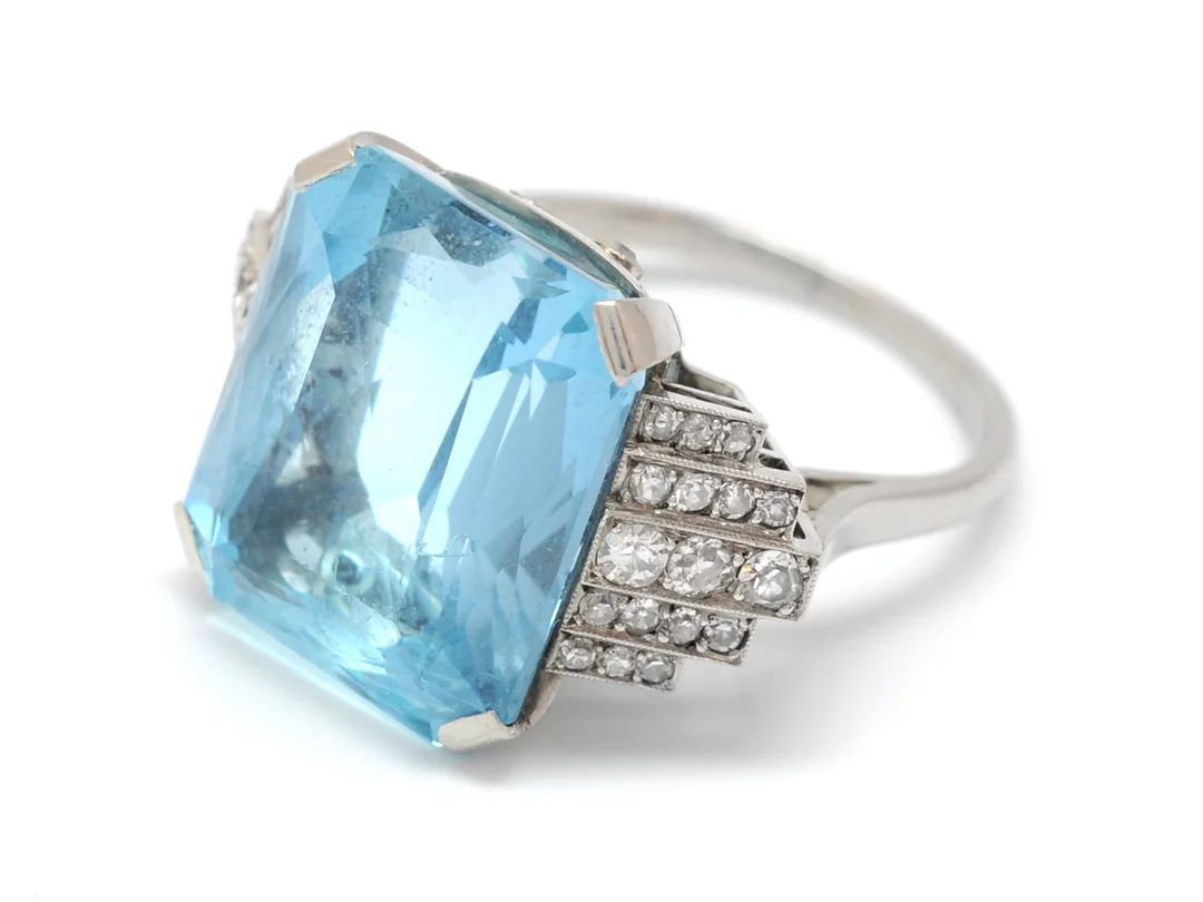 RING, platina, akvamarin ca 16,50 ct, 38 äldre åttkantslipade diamanter ca 0,50 ctv, ca W/SI, stl 18,5 mm, vikt 11,4 g, Frankrike ca 1920 (mindre repor på akvamarinen, mycket små nagg på ett fåtal diamanter). — Smycken/Ring — Kaplans