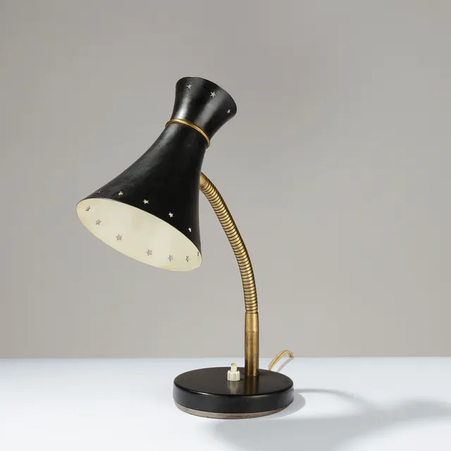 SVEND AAGE HOLM SØRENSEN (1913-2004). TILSKREVET. Bordlampe af sortlakeret metal og messing, 1950-60'erne.