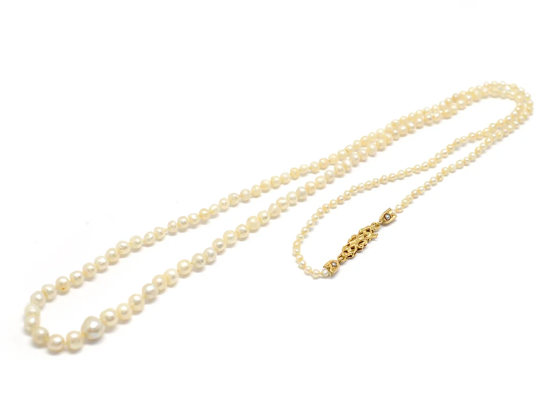 PÄRLCOLLIER, orientaliska pärlor, 2-5,55 mm, 18K guldlås, längd 50 cm, något slitet. — Smycken/Pärlcollier — Kaplans