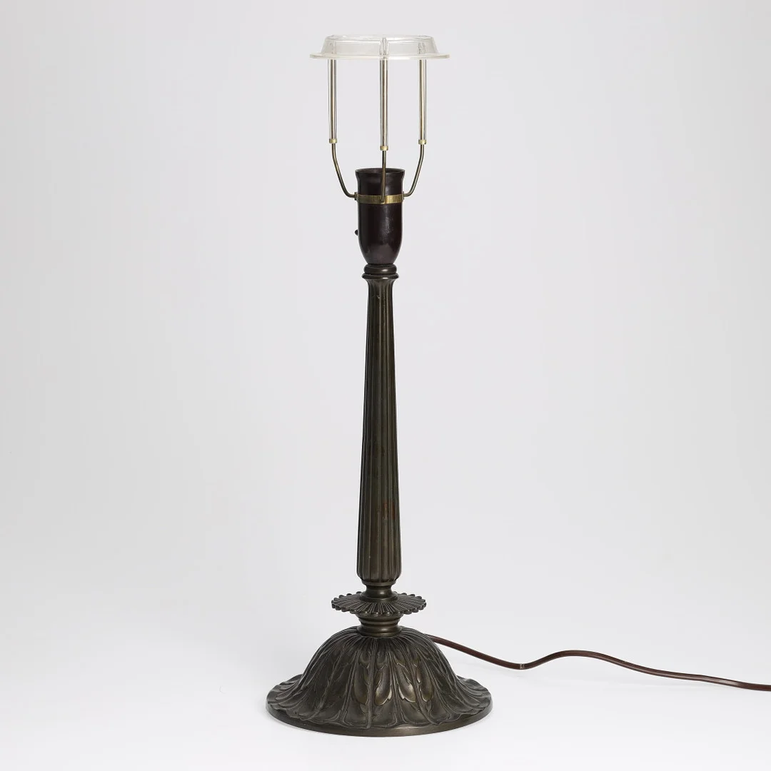 Bordlampe, Art Nouveau, bronze patineret metal med rillet stamme og dekoreret med bladværk m.v. 1900 tallets 1. halvdel. — Table Lamps — Palsgaard Kunstauktioner