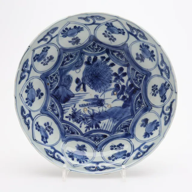SKÅLFAT, PORSLIN, KINA, KRAAKGODS, WANLI (1573-1619).