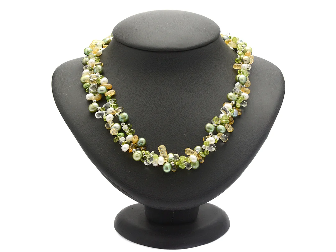 COLLIER, odlade sötvattenspärlor, gröna och vita, trumlade citriner och bergkristall, sterlingsilver, längd 42 cm. — Smycken/Collier — Kaplans
