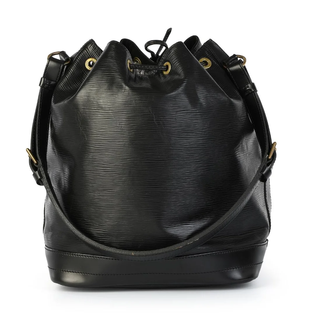 A “Noé” bag of black Epi Leather with gold-tone hardware, adjustable shoulder strap, one compartment with a drawstring closure and microfiber lining. H. 34 x W. 26 x D. 20 cm. 1996. — Designer Handbags & Fashion/Designer Handbags — Bruun Rasmussen