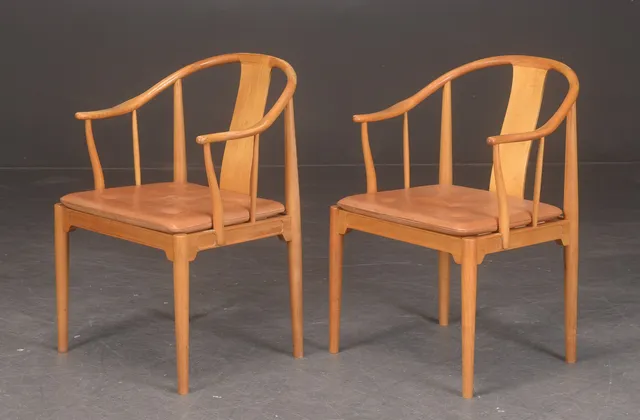 Hans J. Wegner. A pair of armchairs, 'Kinastol'. (2)